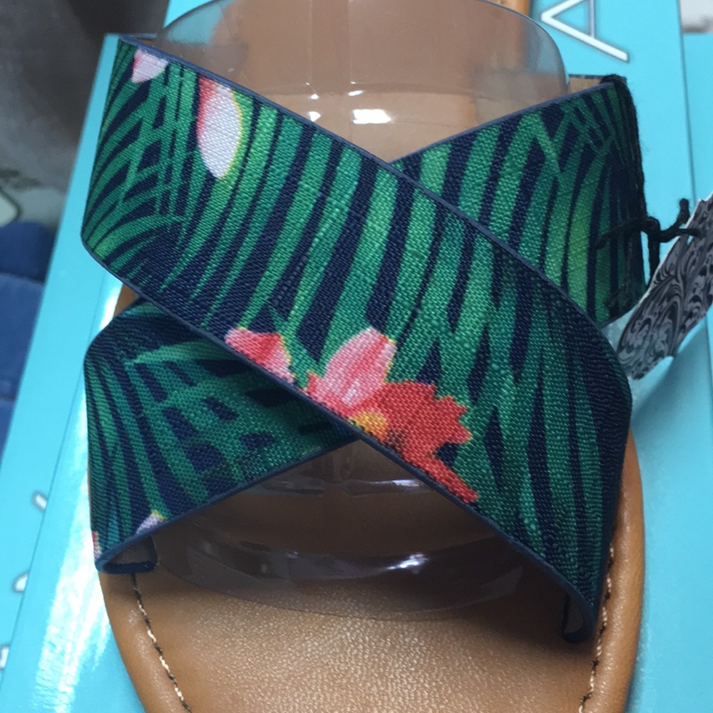 NWT Gorgeous Flower  Sandals - Picture 2 of 4